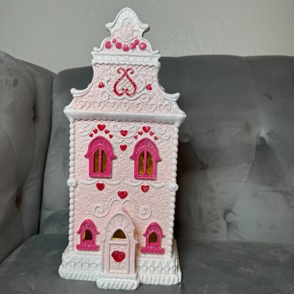 Cupcakes and Cashmere‎ Valentine's Day Decor Pink LED Gingerbread House NWT - Picture 1 of 9
